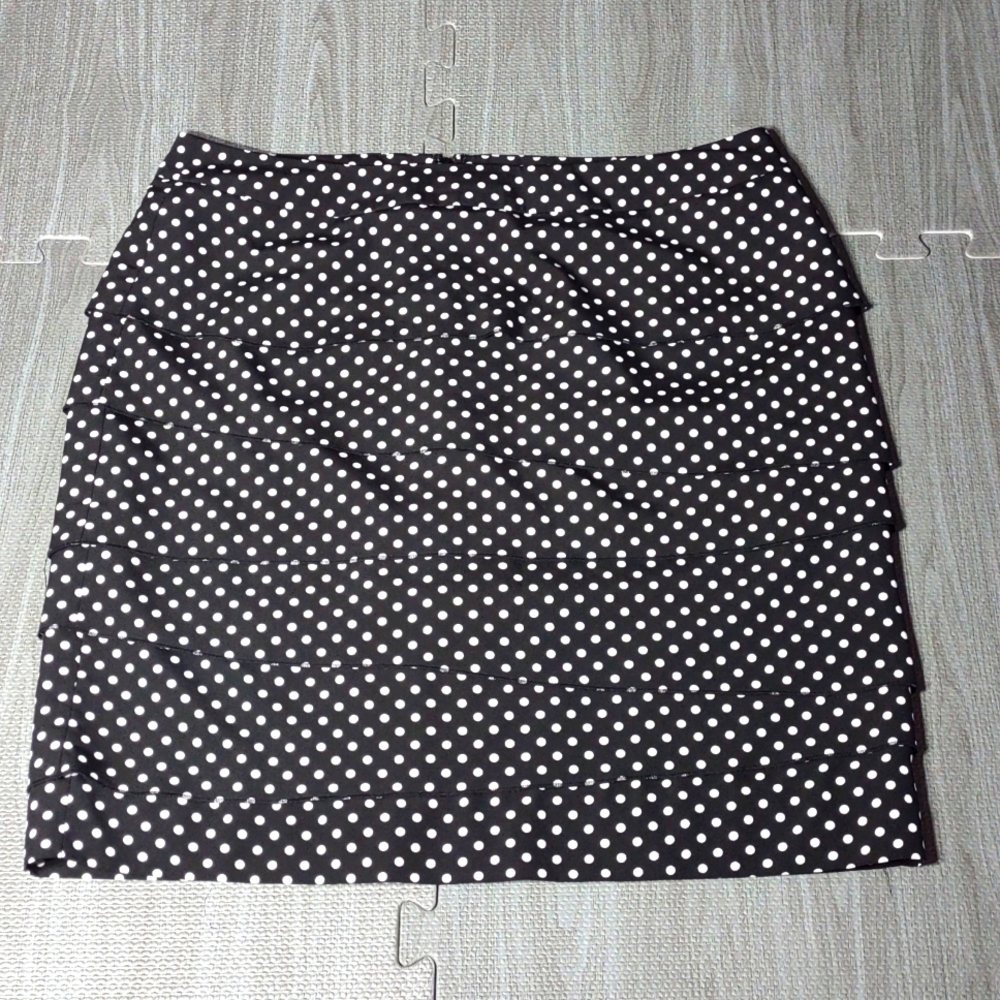 White House Black Market black w/ white polka dots layered pencil skirt size 10